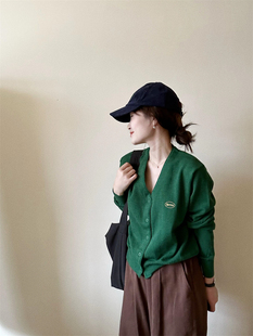 此外 韩版宽松V领针织开衫女秋季学院风简约绿色高级感毛衣潮