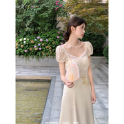 范智乔法式方领蕾丝拼接连衣裙女缎面修身气质，高级感印花中长裙