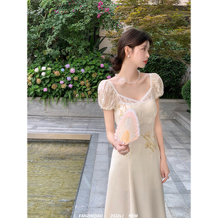 范智乔 法式方领蕾丝拼接连衣裙女缎面修身气质高级感印花中长裙