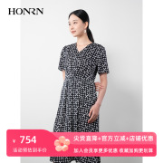 honrn红人黑白色，印花v领短袖，收腰显瘦a字连衣裙女夏hh22ol645