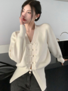 港味新中式白色v领针织开衫外套，女士春秋修身设计感盘扣长袖上衣