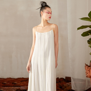 白色雪纺吊带连衣裙2022夏超长(夏超长)款仙女露背性感优雅条纹渡假沙滩裙