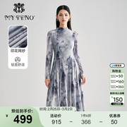 马天奴2023年秋冬灰色立领印花网布连衣裙收腰设计感气质长裙