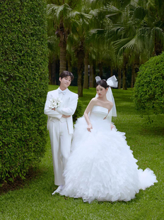 影楼主题拍照服装白色抹胸婚纱，情侣旅拍草坪，外景在逃公主礼服