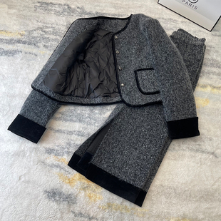 灰色小香风羽绒服套装，女冬季2024拼接羊毛，短外套半身裙两件套