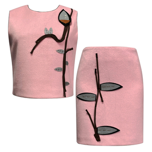 品牌折扣两件套粉红色羊毛呢套裙，女春秋修身立体贴花背心包臀短裙