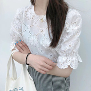 白色蕾丝娃娃衬衫2024韩版夏装，泡泡灯笼袖，镂空刺绣花朵纯棉上衣女