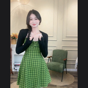 恋综女主绿格吊带连衣裙+黑色开衫两件套2023裙子套装显瘦夏