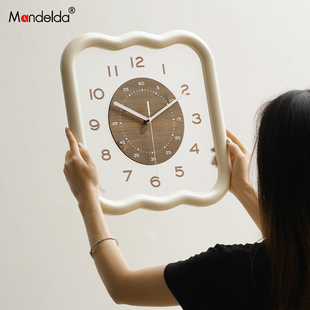 Mandelda免打孔现代简约挂钟客厅家用大气创意奶油复古时钟表挂墙