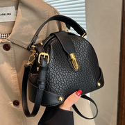 黑色包包女2024时尚高级感单肩斜挎包小众设计手提贝壳包