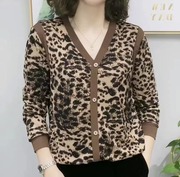 时尚V领拼接豹纹长袖T恤2023秋季中年女装气质减龄百搭打底衫
