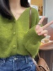 针织v领小开衫秋时尚，纯色女装毛衣复古风，牛油果绿高级感外套