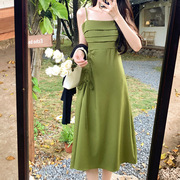 茶歇法式绿色吊带连衣裙女夏季设计感小众，收腰显瘦气质中长裙子