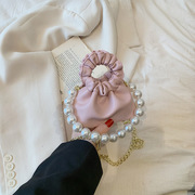 小众设计珍珠软皮，小包包女夏2022百搭白色手提小包斜挎水桶包