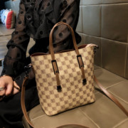 香港品牌包包女士2024时尚，通勤斜跨小包手提单，肩真皮水桶包潮