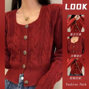 新年红复古方领麻花针织开衫，女春设计感别致独特气质短款毛衣外套