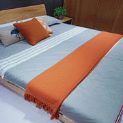 现代样板房间黑色橘色，搭毯蓝色搭巾沙发床尾，毯黄色床白色盖毯装饰