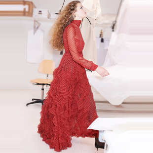 欧美时尚2024年春季明星，走秀款高级感红色，波点长裙优雅连衣裙
