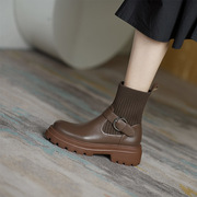 2024年春秋季袜靴女款中跟皮带扣纯色，圆头秋款复古短筒马丁靴