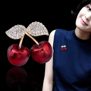 韩国时尚红樱桃胸针女外套，开衫可爱水晶胸花秋冬大衣，简约别针配饰