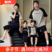 一家三口亲子装夏装韩版短袖T恤拼接字母插肩袖连衣裙母子全家装
