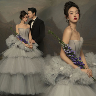 韩式内景婚纱摄影情侣主题艺术照抹胸蛋糕裙中长拖尾网纱多层礼服