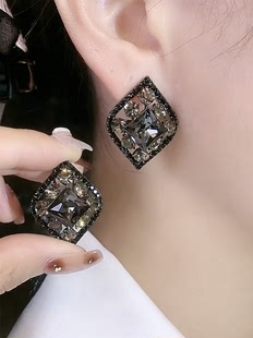 气质黑色菱形水晶耳环网红时尚，小众设计高级感银针防过敏耳钉