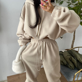 韩版冬季羊羔毛保暖(毛，保暖)两件套装宽松蝙蝠，袖短款连帽卫衣束脚九分卫裤
