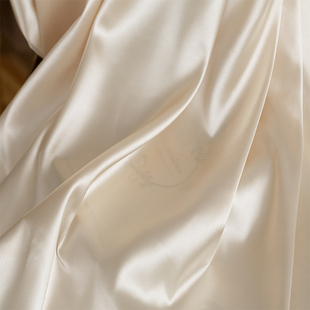 白色雪纺布料弹力仿真丝，缎面黑色内衬，里布欧根纱蕾丝专用内衬