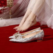 银色低跟婚鞋女婚纱秀禾两穿水晶新娘鞋2023年法式单鞋不累脚