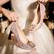 粉色水晶鞋女粗跟中跟尖头水钻扣伴娘鞋2023秋季配白纱的婚鞋