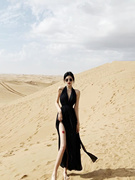 三亚沙漠海边度假沙滩裙露背，黑色法式挂脖吊带，连衣裙女夏季长裙子