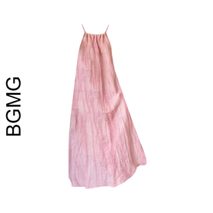 慵懒风粉色吊带连衣裙，女夏季宽松显瘦大摆裙，褶皱无袖削肩长裙