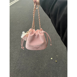 小众可爱链条水桶包包，女2024高级质感，洋气粉红色单肩斜挎小包