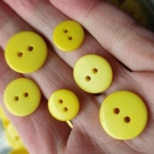 黄色两眼药片钮扣针织衫毛衣连衣裙儿童服装亮圆形黄树脂纽扣子