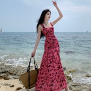 法式复古方领雪纺玫红色，玫瑰长款吊带连衣裙露背碎花海边沙滩长裙