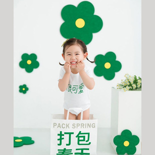 儿童摄影百天周岁宝宝拍照道具毛毡绿色花朵装饰纸袋白色连体哈衣