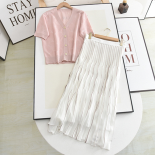 伊系の2023夏气质(夏气质)v领粉色短袖针织衫，+设计感高腰百褶半身裙套装