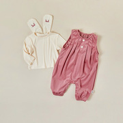 女宝宝连体背带裤套装婴儿，兔子上衣粉色，背带裤两件套0-1岁3个月6