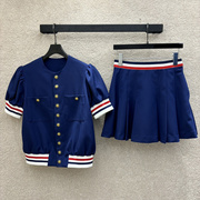 泡泡袖设计时髦又减龄 海军蓝单排扣圆领外套+松紧腰百褶裙