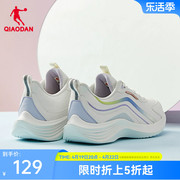 中国乔丹运动鞋女鞋跑步鞋，2024春季轻便减震皮面防水软底跑鞋