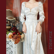 巷里法式复古连衣裙秋季宫廷，方领显瘦气质，领证订婚结婚礼服小白裙