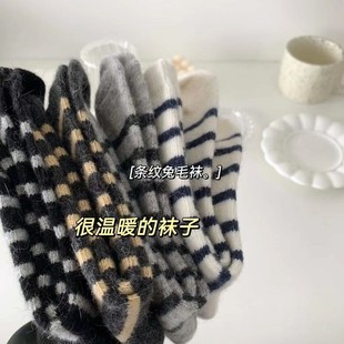很温暖的袜子女韩版加厚兔羊毛ins潮，冬季日系条纹中筒堆堆袜保暖