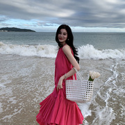 三亚旅行沙滩裙女夏玫红色挂脖长裙海边度假吊带，连衣裙宽松慵懒风