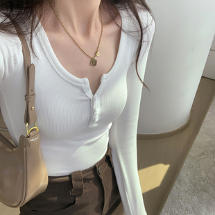 别致纽扣白色t恤女2023秋季韩版修身长袖打底衫短款低领上衣