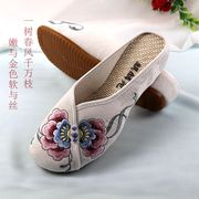 绣花女拖鞋坡跟防滑软底四季透气舒适民族花朵，圆头老北京布鞋