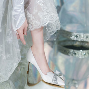 2023绸缎白色婚鞋女细跟浅口尖头蝴蝶结水钻，新娘鞋法式高跟鞋