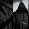 暗黑色肌理光泽锦棉布料，加厚褶皱抗皱风衣外套，时装服装设计师面料