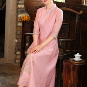 粉色蓝色交叉领中式服装收腰复古中国风刺绣，裹身系带款气质连衣裙