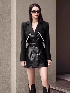 2023年秋冬暗黑短裙重工，镶钻酷飒冷艳皮质，拼接西装裙